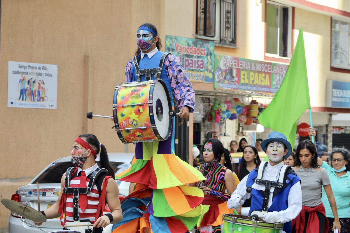 OIMColombia's tweet photo. En #Bucaramanga, festejamos con arte y danza, la integración social de la población refugiada y migrante 🇻🇪 con las comunidades de acogida 🇨🇴. Un encuentro donde hubo espacio para la creación del mural de la integración binacional. https://t.co/Jyt1iblZU0