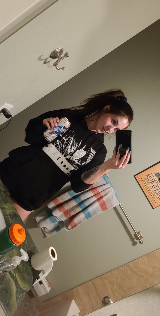 kateweber96's tweet photo. how was your weekend? I spent mine drunk 😂 https://t.co/68nlyMrJad