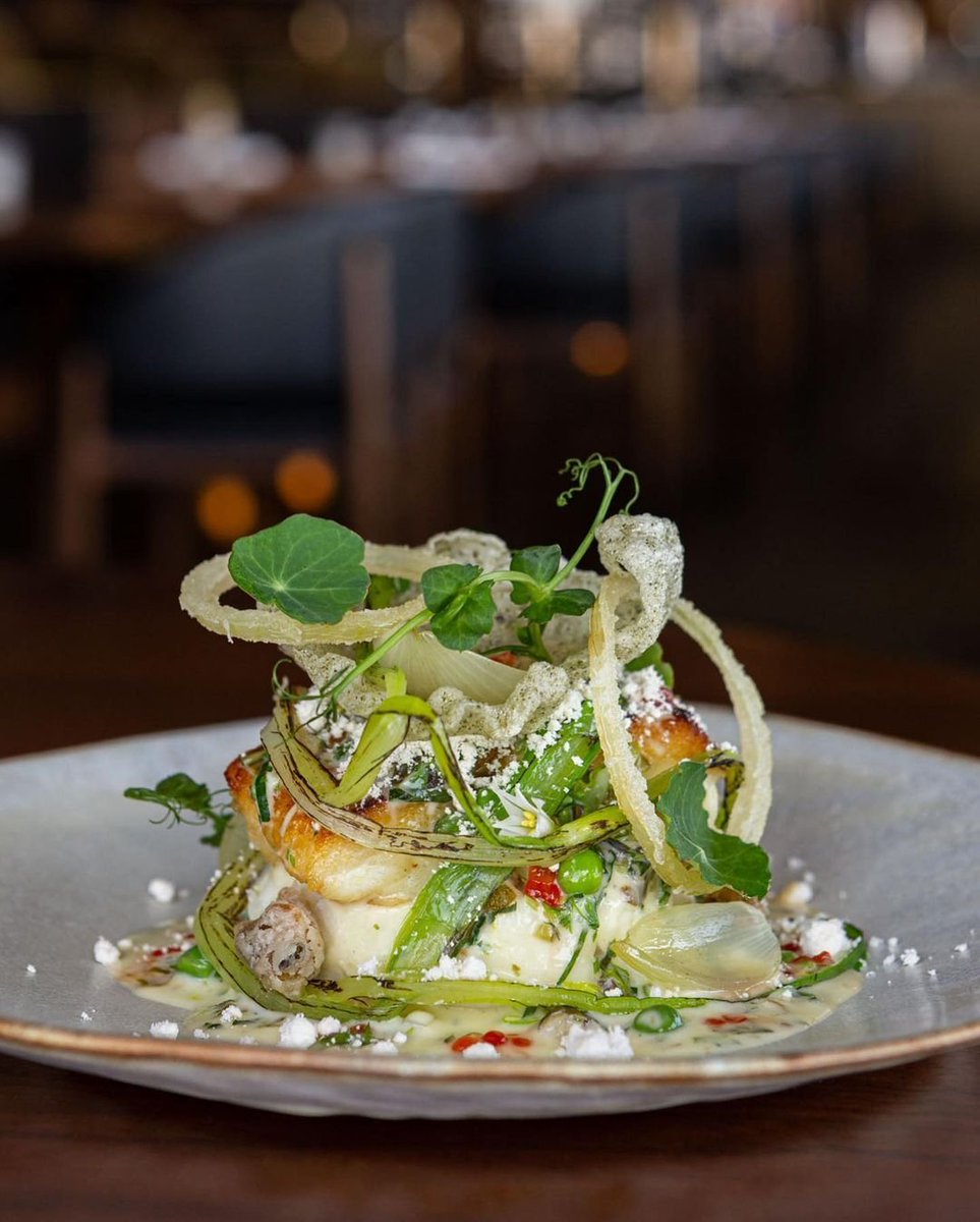 MyTOFD's tweet photo. Canoe Restaurant; Say hello to Chef Ron (@rwmckinlay), as he adds the finishing touches to our wild halibut. 🛶
—
sea lettuce tartar sauce, crispy clams, pomme purée, spring onion
#canoerestaurant #canadianchefs #canadiancuisine #fdeats https://t.co/6t5gqMy8id
