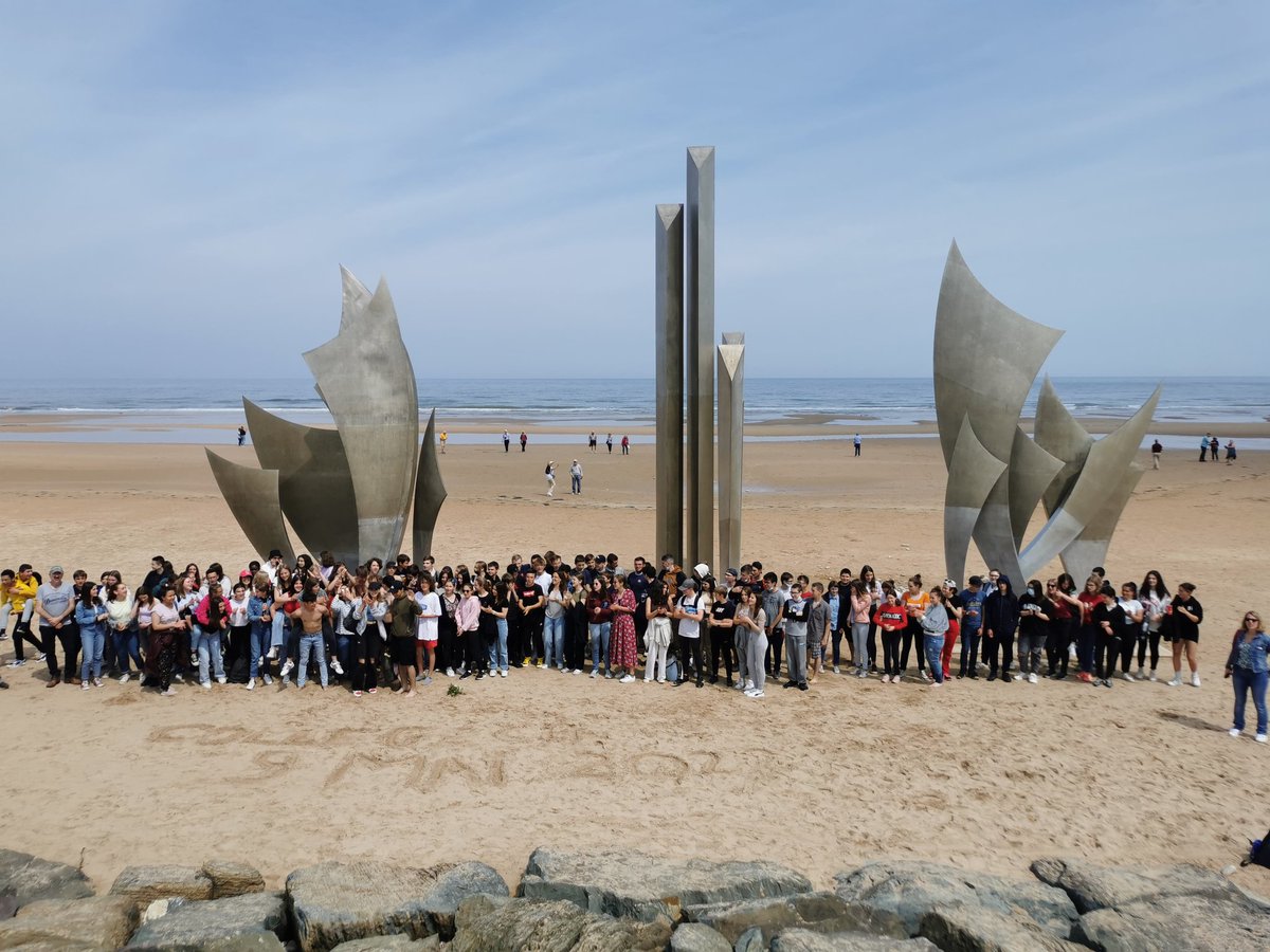 Lea_Ober17's tweet photo. Les élèves de 3eme du @CollegeChartier ont découvert aujourd'hui, sous un magnifique soleil, les lieux de mémoire liés au débarquement en Normandie. https://t.co/DBaWMS4h4c