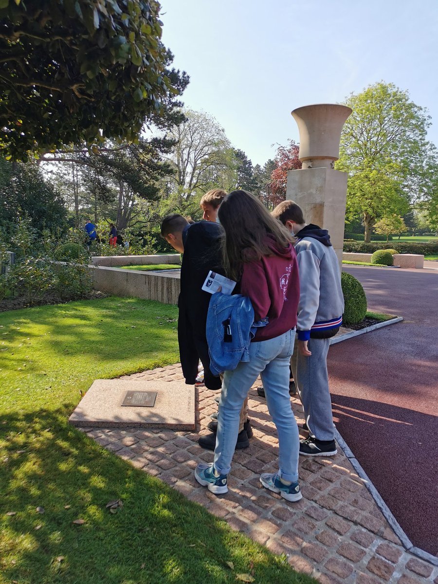 Lea_Ober17's tweet photo. Les élèves de 3eme du @CollegeChartier ont découvert aujourd'hui, sous un magnifique soleil, les lieux de mémoire liés au débarquement en Normandie. https://t.co/DBaWMS4h4c