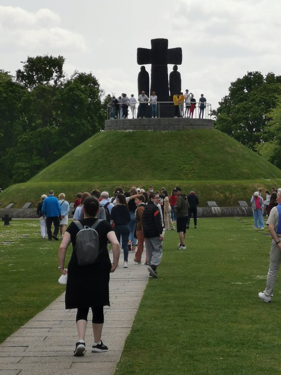 Lea_Ober17's tweet photo. Les élèves de 3eme du @CollegeChartier ont découvert aujourd'hui, sous un magnifique soleil, les lieux de mémoire liés au débarquement en Normandie. https://t.co/DBaWMS4h4c
