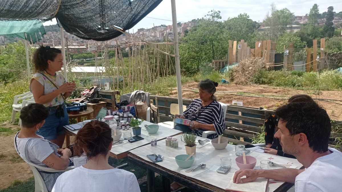 AnemAlTros's tweet photo. Genial taller de xampú sòlid el diumenge passat a càrrec de Claudia Ramírez
Vam passar un matí estupendo! https://t.co/qhx2Yio9eO