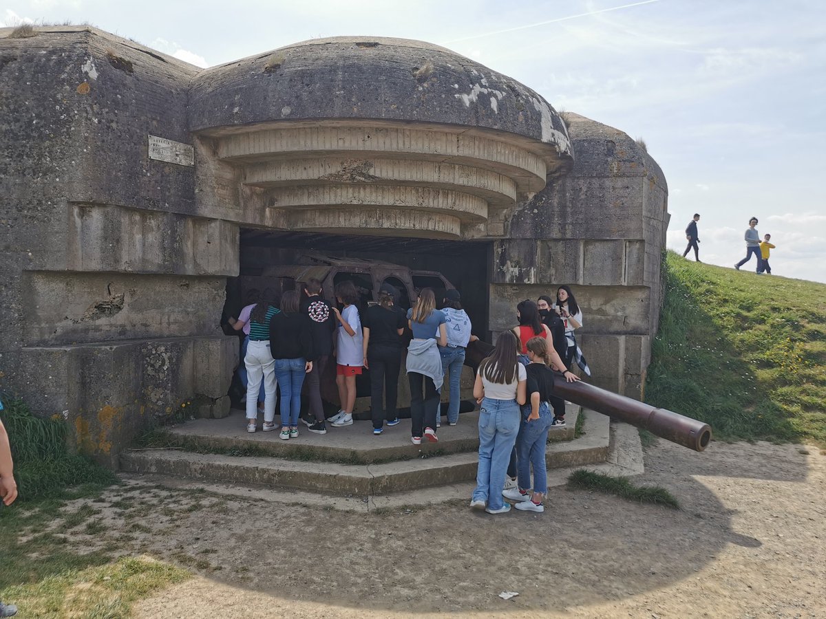 Les élèves de 3eme du <a href="/CollegeChartier/">Collège Emile Chartier</a> ont découvert aujourd'hui, sous un magnifique soleil, les lieux de mémoire liés au débarquement en Normandie.