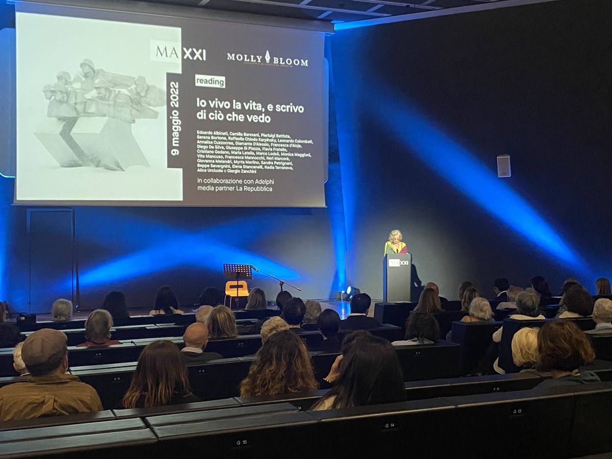 “Pagine profetiche di una donna straordinaria. Le parole di #AnnaPolitkovskaja sono anche un atto di accusa a un’Europa che non ha saputo ascoltare.” <a href="/GioMelandri/">Giovanna Melandri</a> 

La diretta maxxi.art/events/io-vivo… <a href="/Museo_MAXXI/">MAXXI</a> <a href="/MollyBloomIT/">Accademia Molly Bloom</a> <a href="/adelphiedizioni/">Adelphi Edizioni</a> <a href="/PierluigiBattis/">pg</a> <a href="/LColombati/">Leonardo Colombati</a>