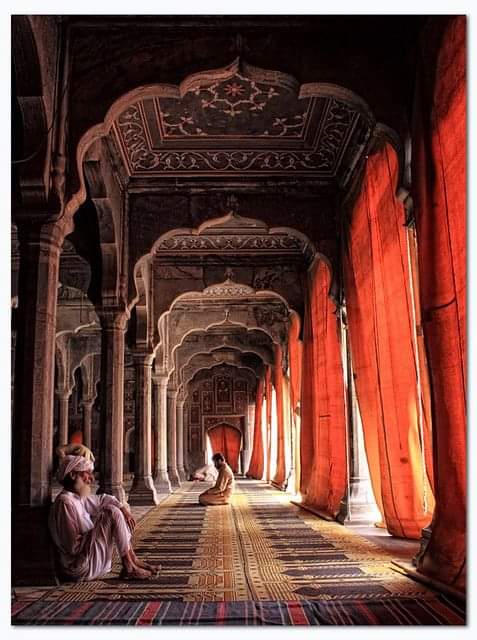Paktourntravel's tweet photo. A Mughal era marvel, Chiniot's Shahi Mosque reflects all the salient features of Muslim architecture. The mosque incorporates traditional architecture and #Chinioti wood work which is still famous now. https://t.co/FnDpZRtUcl