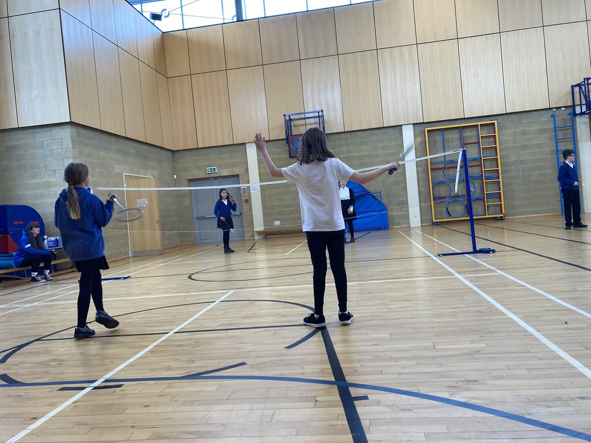 ASC_Steph's tweet photo. It might’ve been wet today but that didn’t ‘dampen’ the enthusiasm at @DeanburnPS for our Hockey &amp; Badminton clubs! We practiced passing in hockey and then had some doubles games in badminton! Well done all! As always, thanks to @FLHC_Coaching &amp; @Boness_HWB Sports Leaders!🏒🏸 https://t.co/NFjZYNgOQT