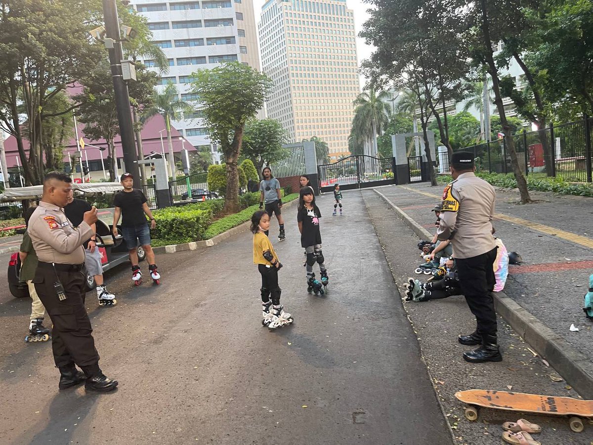 Jadinya semua was2 dengan yang main sepatu roda lokasi gbk didatengin keamanan... jadinya gini kan... Yg arogan segelintir... yang kena semua... yah sudahlah... mari hadapi dengan sabar....