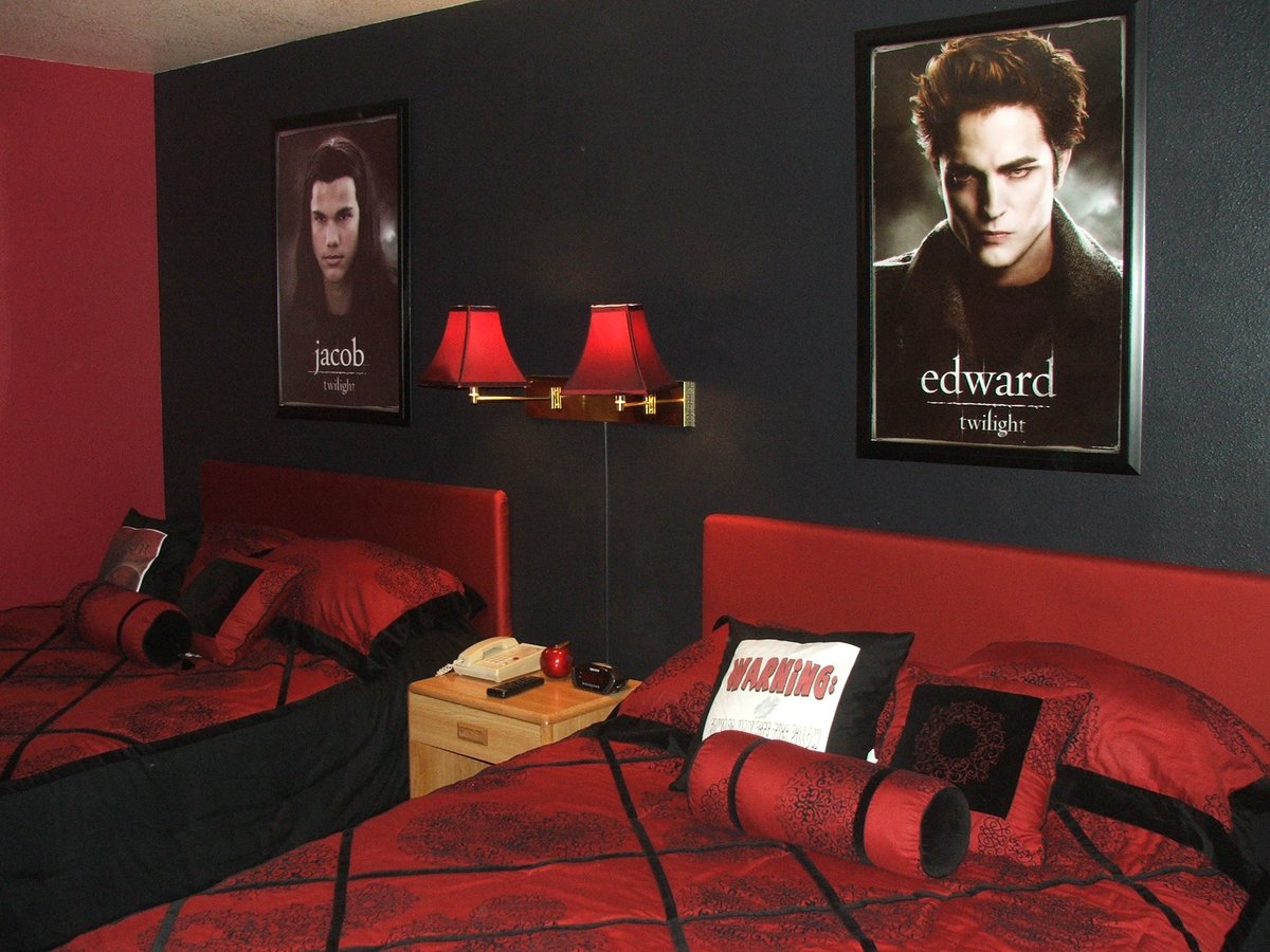 twilightreborn's tweet photo. what if we stayed in the twilight themed hotel room? https://t.co/yj6PWoToKT