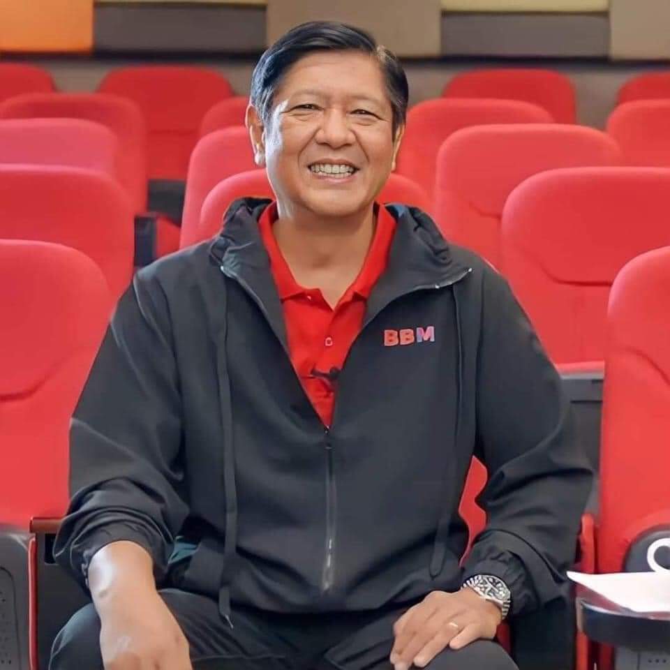 Mari199X's tweet photo. Pag mananalo si Bongbong Marcos, isa siyang patunay na hindi mo kailangan manira ng ibang tao para iangat ang sarili.🇵🇭

SALAMAT BBM SA MAGANDANG ARAL NA BINAHAGI MO SAMIN.❤️
#BBMforpresident https://t.co/rpVtRmbfvl