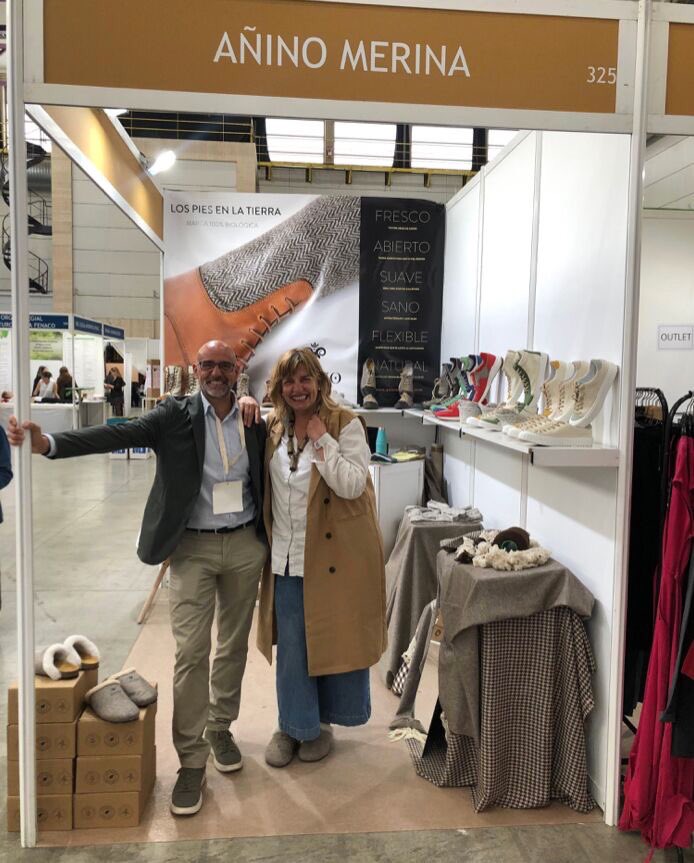 50Premios's tweet photo. ¡Qué alegría ver cómo emprendedores sénior finalistas de ediciones pasadas encuentran sinergias de colaboración! AÑINO REGINA MERINA S.L &amp; @twooweb en el stand de la Feria Bio cultura de Barcelona que ha tenido lugar desde el 5 al 8 de mayo.

#50emprende
#emprendimientosenior https://t.co/32yB4t2EgM