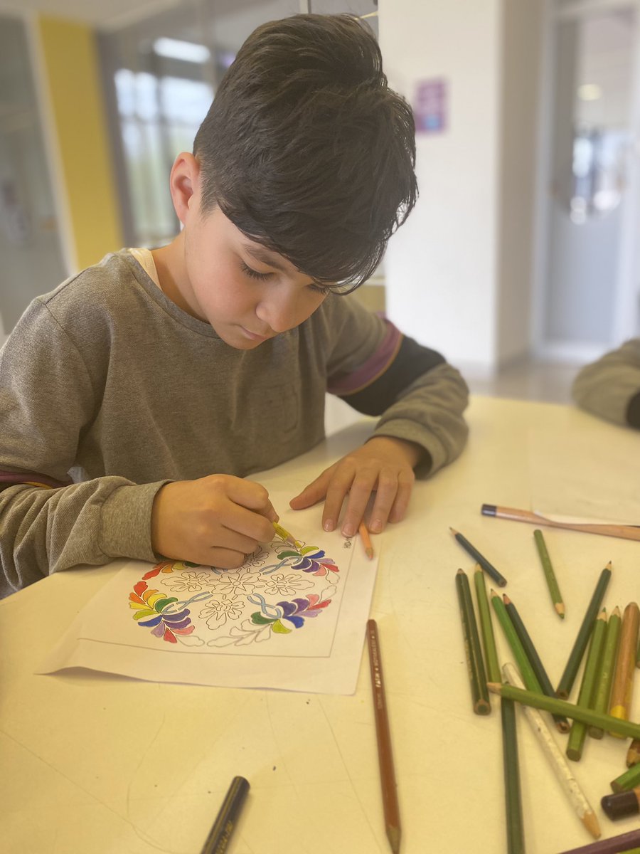 Sanat Ağacı Kültür ve Sanat haftası kapsamında teneffüs ve öğle yemeği aralarında eğlenceli Mandala Tasarımı yaptık🎨<a href="/nilcicek/">Nil Çiçek</a> <a href="/ardaergez/">Arda ERGEZ</a> @endergur55 <a href="/kulein_kulein55/">kızgın</a> <a href="/ozleyis_yalcin/">Özleyiş Yalçın</a>