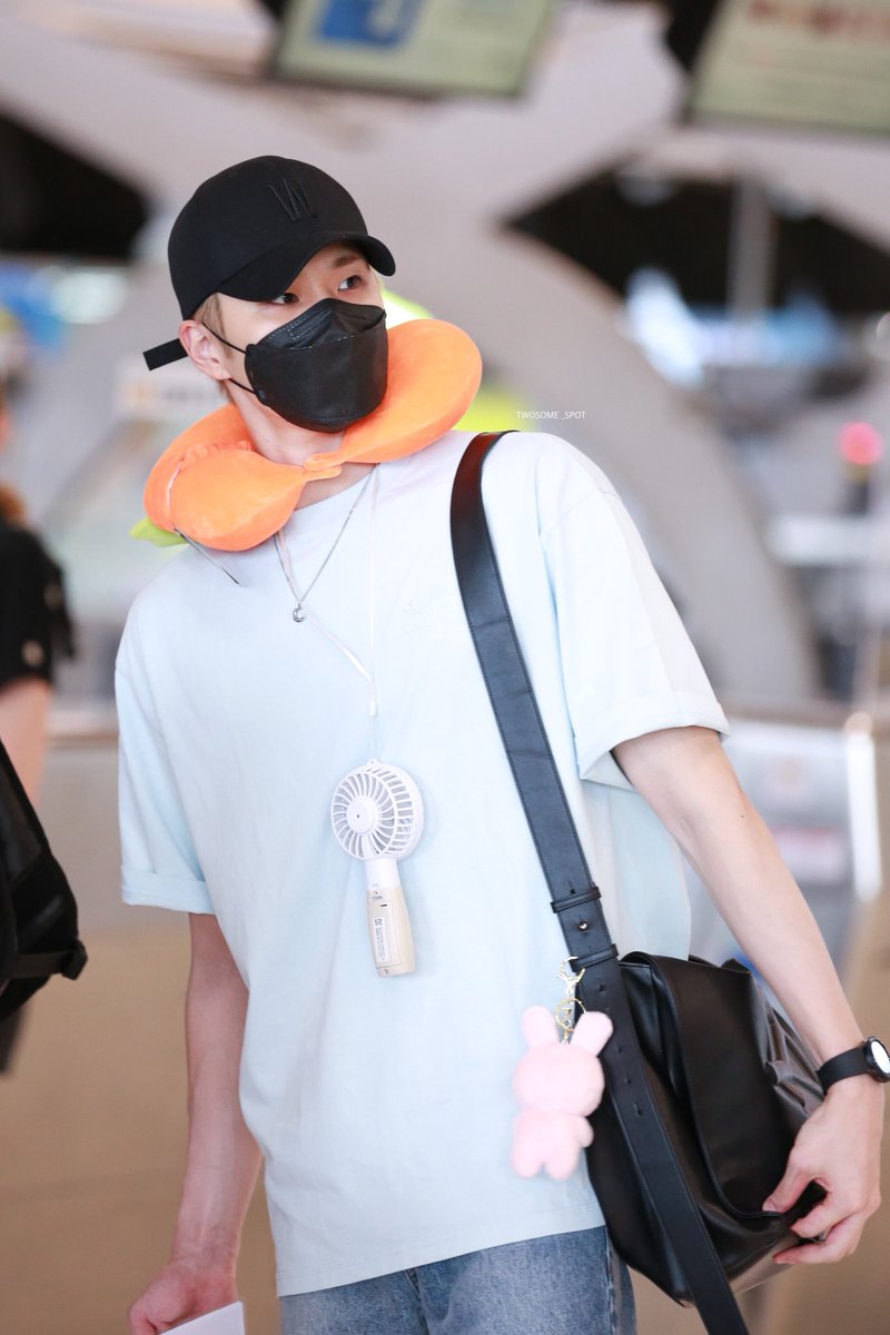 twosome_spot's tweet photo. 220509 

Saft flight🛫 See u soon …
@GreatGuys_twt  🐰🥕🥕(2) น้องกระต่าย น่ารักก 

#GREATGUYS #멋진녀석들 
#hwalchan #활찬 #이대영
#GREATGUYSinBKK https://t.co/2pwawKvDY6
