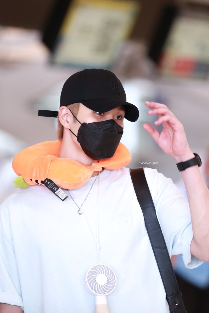 twosome_spot's tweet photo. 220509 

Saft flight🛫 See u soon …
@GreatGuys_twt  🐰🥕🥕(2) น้องกระต่าย น่ารักก 

#GREATGUYS #멋진녀석들 
#hwalchan #활찬 #이대영
#GREATGUYSinBKK https://t.co/2pwawKvDY6