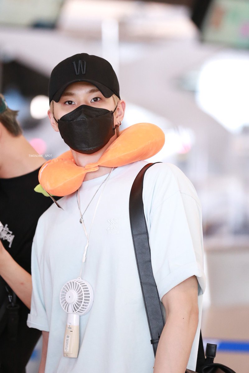 twosome_spot's tweet photo. 220509 

Saft flight🛫 See u soon …
@GreatGuys_twt  🐰🥕🥕(2) น้องกระต่าย น่ารักก 

#GREATGUYS #멋진녀석들 
#hwalchan #활찬 #이대영
#GREATGUYSinBKK https://t.co/2pwawKvDY6