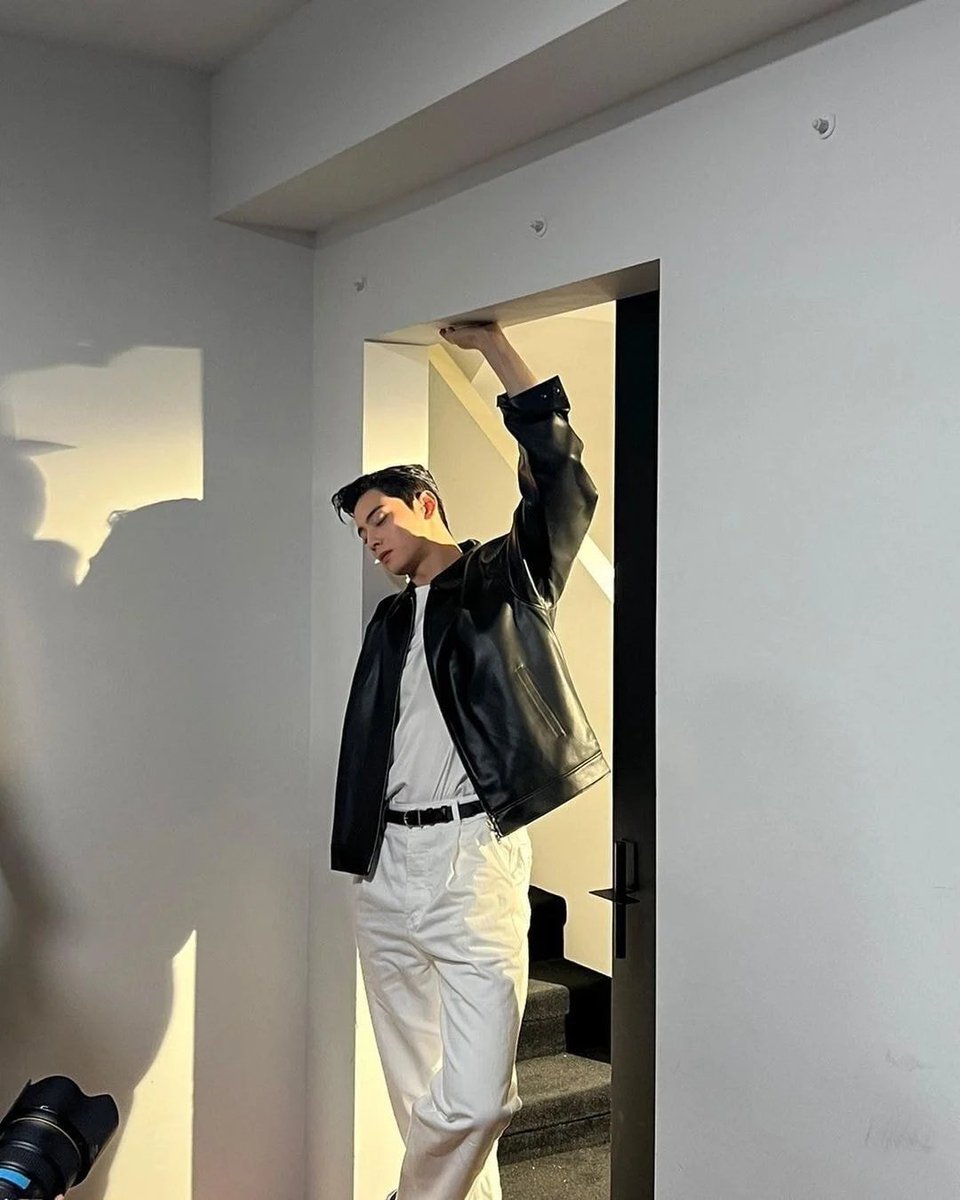 Knetz are talking abt how big Eunwoo is. The topic is Eunwoo's height, his big a$$ and body. Someone said not only his face but even his body is unrealistic. One person said grandma/halmoni here, call me so that I can send you pocket money🤣Posted on 9th May. #ChaEunwoo | #차은우