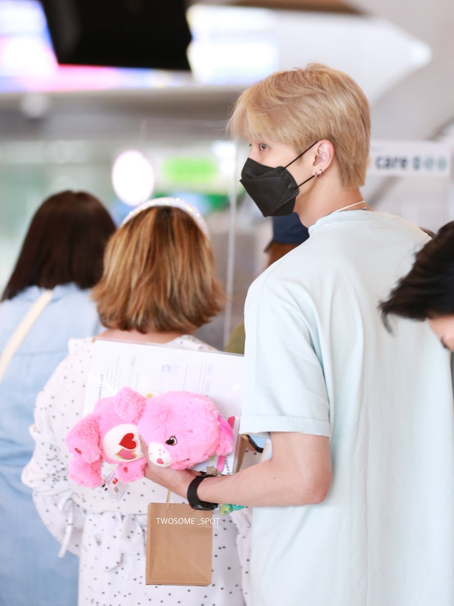twosome_spot's tweet photo. 220509 

Saft flight🛫 See u soon …
@GreatGuys_twt  🐰🥕🥕

#GREATGUYS #멋진녀석들 
#hwalchan #활찬 #이대영
#GREATGUYSinBKK https://t.co/oOFygaW3dQ