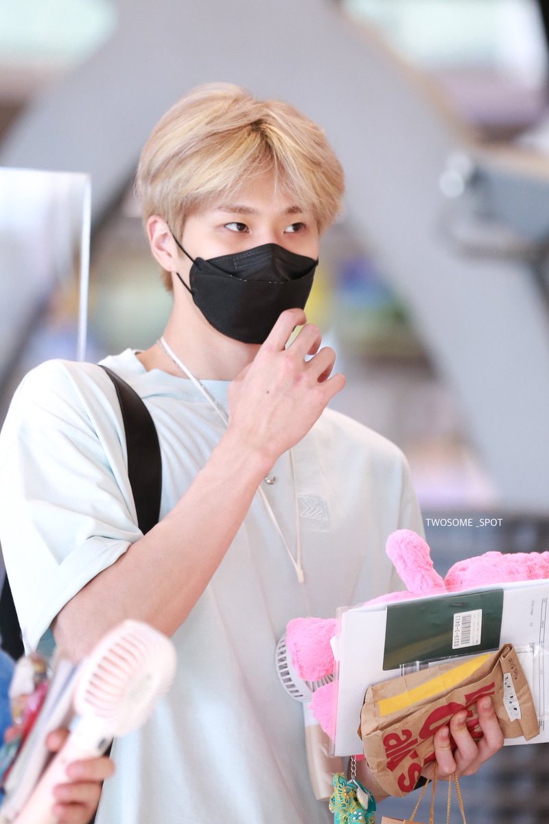 twosome_spot's tweet photo. 220509 

Saft flight🛫 See u soon …
@GreatGuys_twt  🐰🥕🥕

#GREATGUYS #멋진녀석들 
#hwalchan #활찬 #이대영
#GREATGUYSinBKK https://t.co/oOFygaW3dQ