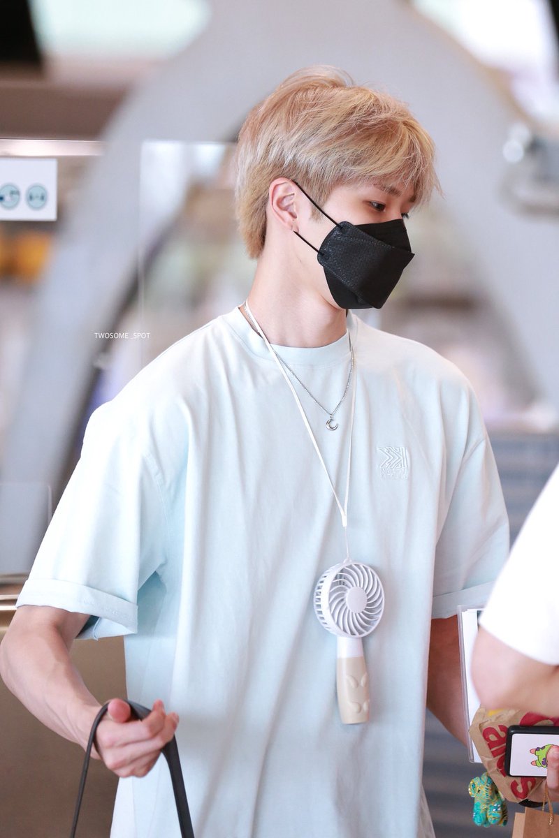 twosome_spot's tweet photo. 220509 

Saft flight🛫 See u soon …
@GreatGuys_twt  🐰🥕🥕

#GREATGUYS #멋진녀석들 
#hwalchan #활찬 #이대영
#GREATGUYSinBKK https://t.co/oOFygaW3dQ