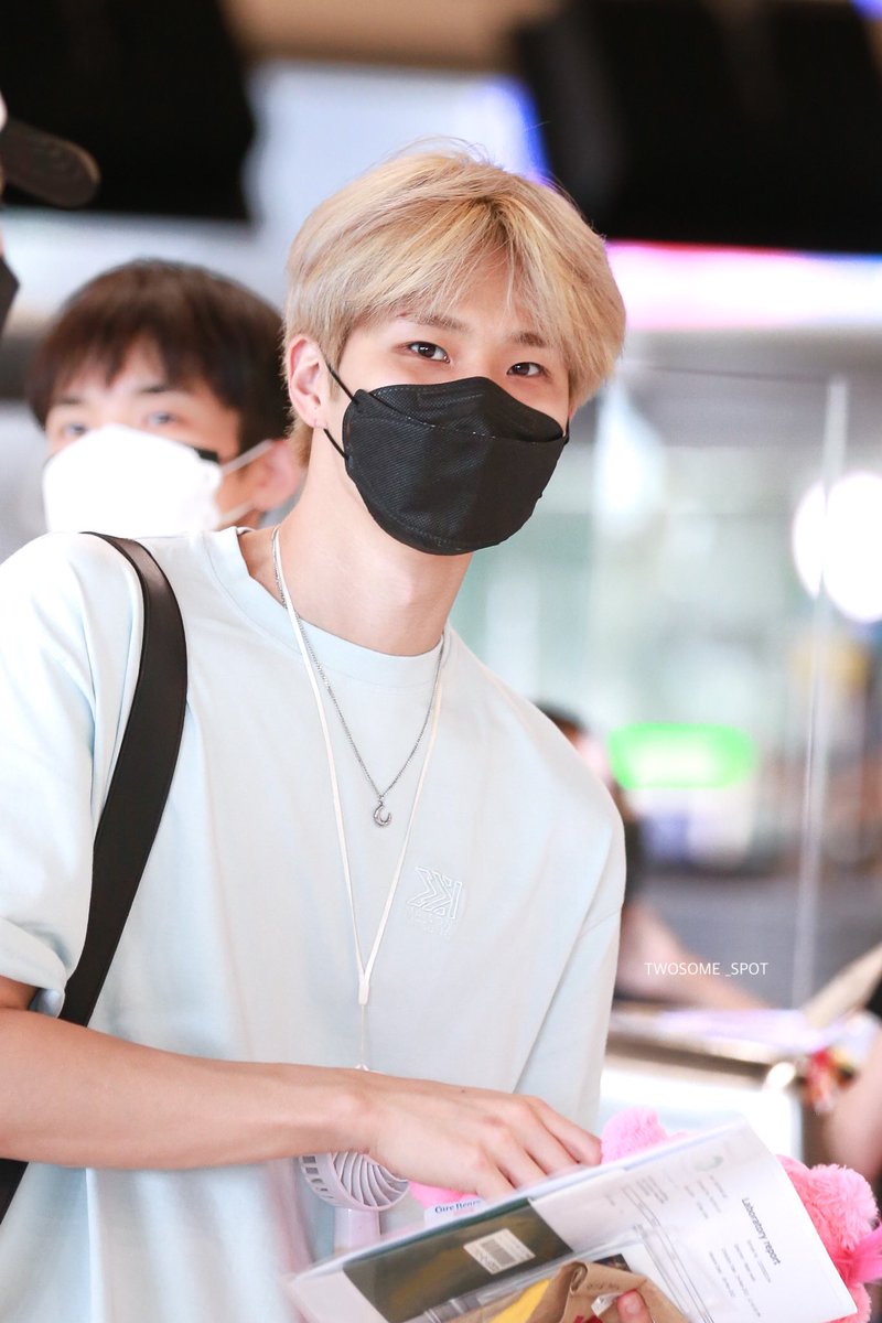 twosome_spot's tweet photo. 220509 

Saft flight🛫 See u soon …
@GreatGuys_twt  🐰🥕🥕

#GREATGUYS #멋진녀석들 
#hwalchan #활찬 #이대영
#GREATGUYSinBKK https://t.co/oOFygaW3dQ