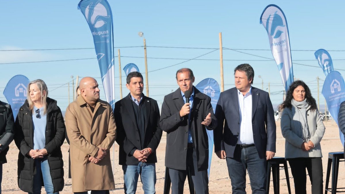 Geraneuquen's tweet photo. DIA HISTÓRICO 
Hoy @MarianoGaidoOk entregó junto a @OmarGutierrezOk y @marcoskoopm los primeros 76 lotes de mil con todos los servicios. Una planificación que se concreta por primera vez en 117 años de #NeuquénCiudad. Compartimos la emoción de estas familias. ¡Palabra cumplida! https://t.co/abANk1ptnw