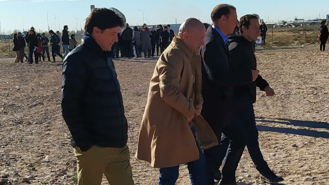 Geraneuquen's tweet photo. DIA HISTÓRICO 
Hoy @MarianoGaidoOk entregó junto a @OmarGutierrezOk y @marcoskoopm los primeros 76 lotes de mil con todos los servicios. Una planificación que se concreta por primera vez en 117 años de #NeuquénCiudad. Compartimos la emoción de estas familias. ¡Palabra cumplida! https://t.co/abANk1ptnw