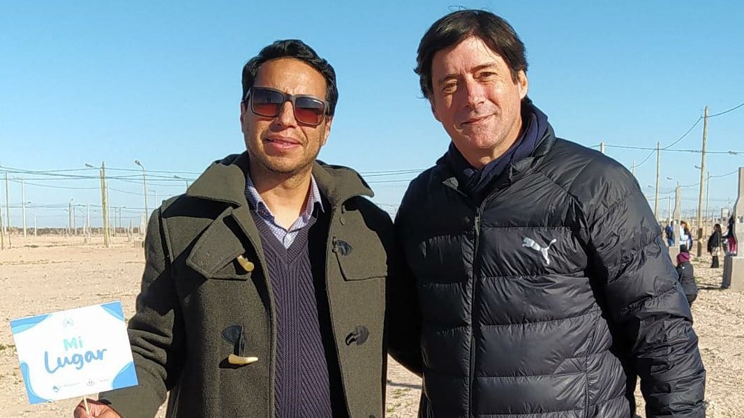 Geraneuquen's tweet photo. DIA HISTÓRICO 
Hoy @MarianoGaidoOk entregó junto a @OmarGutierrezOk y @marcoskoopm los primeros 76 lotes de mil con todos los servicios. Una planificación que se concreta por primera vez en 117 años de #NeuquénCiudad. Compartimos la emoción de estas familias. ¡Palabra cumplida! https://t.co/abANk1ptnw