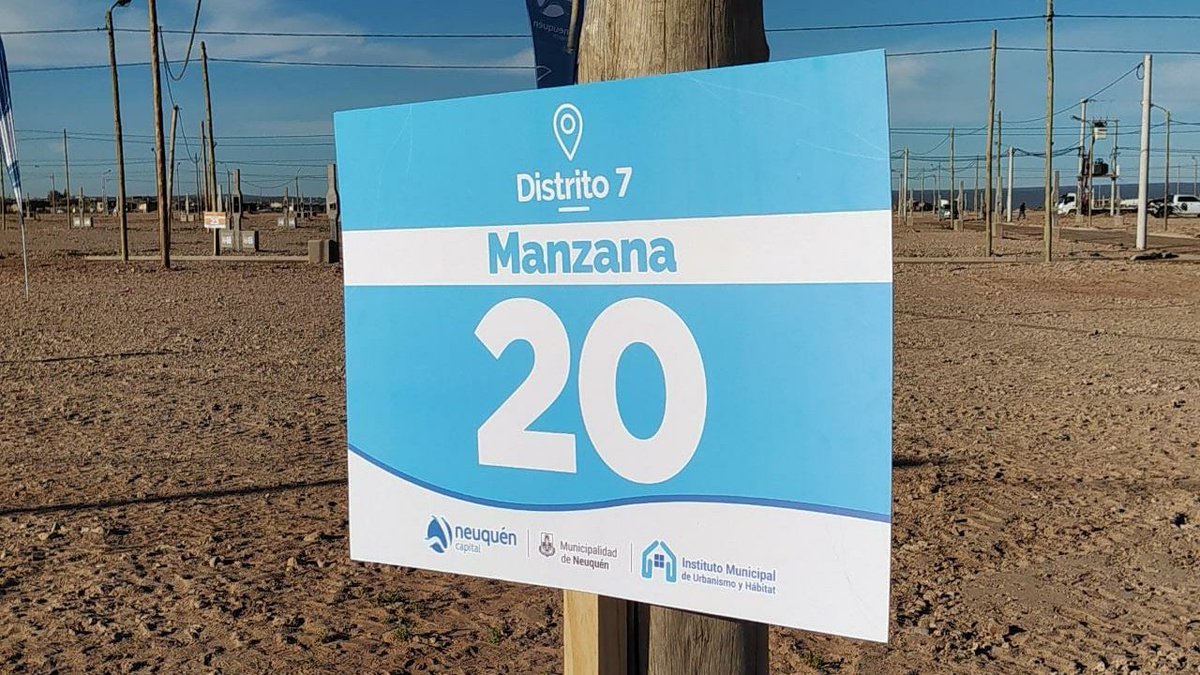 Geraneuquen's tweet photo. DIA HISTÓRICO 
Hoy @MarianoGaidoOk entregó junto a @OmarGutierrezOk y @marcoskoopm los primeros 76 lotes de mil con todos los servicios. Una planificación que se concreta por primera vez en 117 años de #NeuquénCiudad. Compartimos la emoción de estas familias. ¡Palabra cumplida! https://t.co/abANk1ptnw