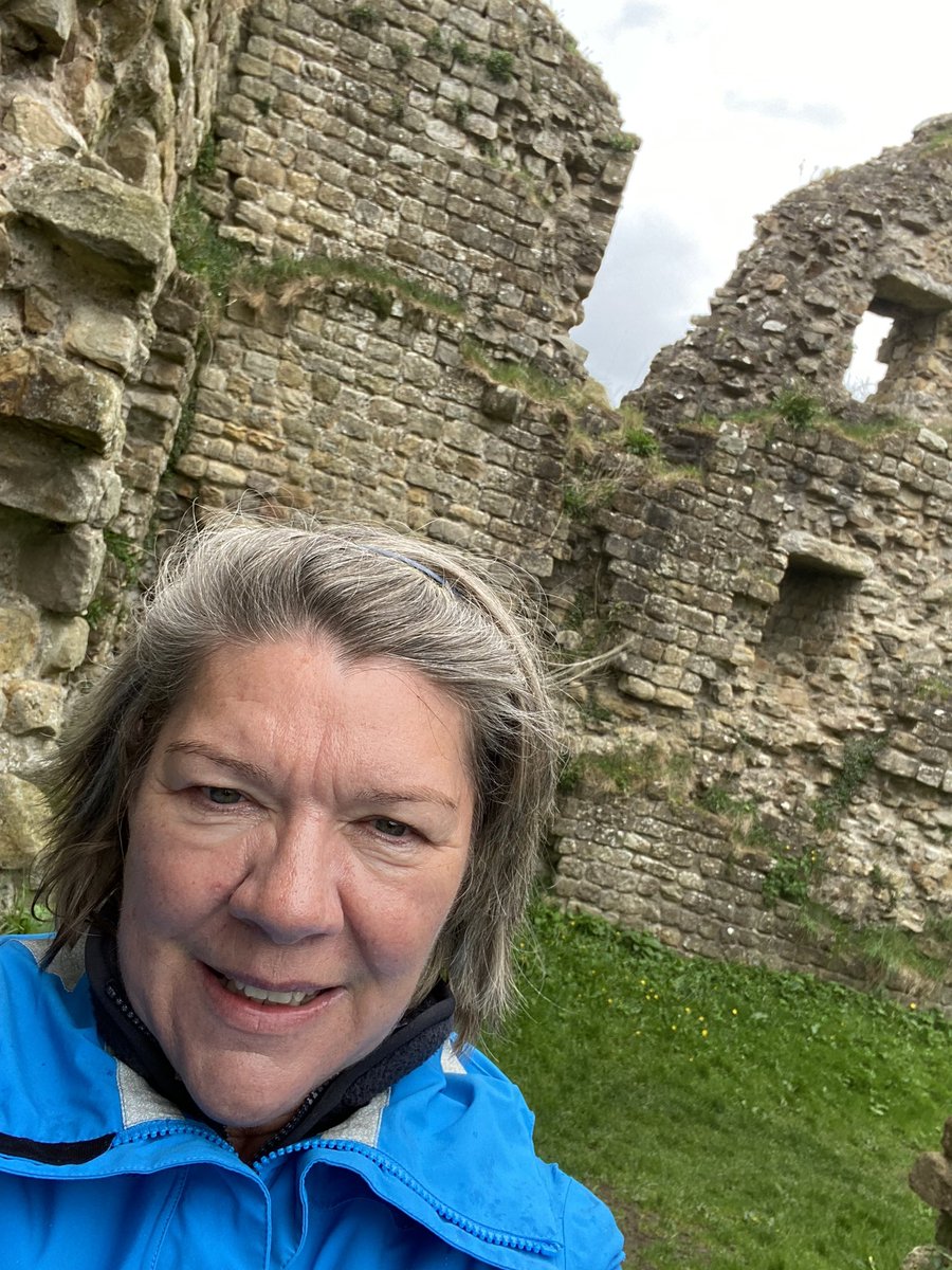 Slightly ahead of you @RedfernNeil #WalkingandTalkingYourWay #HadriansWall but after Nigel’s chocolate cake <a href="/hadriansholiday/">Catherine & Nigel</a> a quick jog up to Thirwell Castle. Recognise the stones? #HW1900