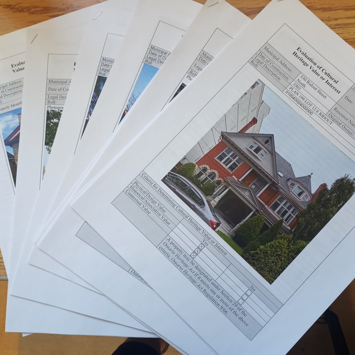 Every year the MA #publichistory students research local #builtheritage with the assistance of <a href="/KyleGonyou/">Kyle Gonyou</a> and the #LdnOnt Advisory Committee on Heritage. We just donated our reports to <a href="/westernulibsARC/">Western Archives</a> for public access! <a href="/ACOLondonOnt/">ACO London</a>