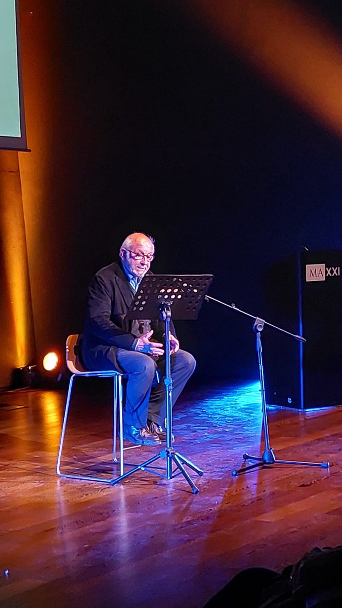 «L’esercito da noi è un luogo chiuso. Chiuso come una prigione. Anzi no, è una prigione, solo che la chiamano diversamente. [... ] la vita nell’esercito è una vita da schiavi» #AnnaPolitkovskaja letta da <a href="/PierluigiBattis/">pg</a> 
#festadellEuropa