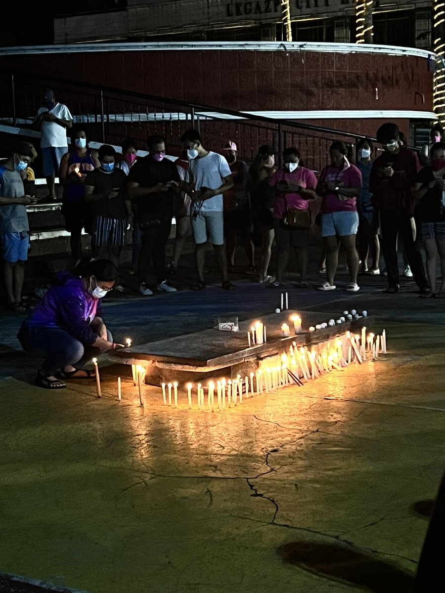 Prayer vigil happening right now at Peñaranda Park, Legazpi City, Albay🌸🌷💖✨

#HalalanResults 
#Halalan2020 
#LetLeniLead2022