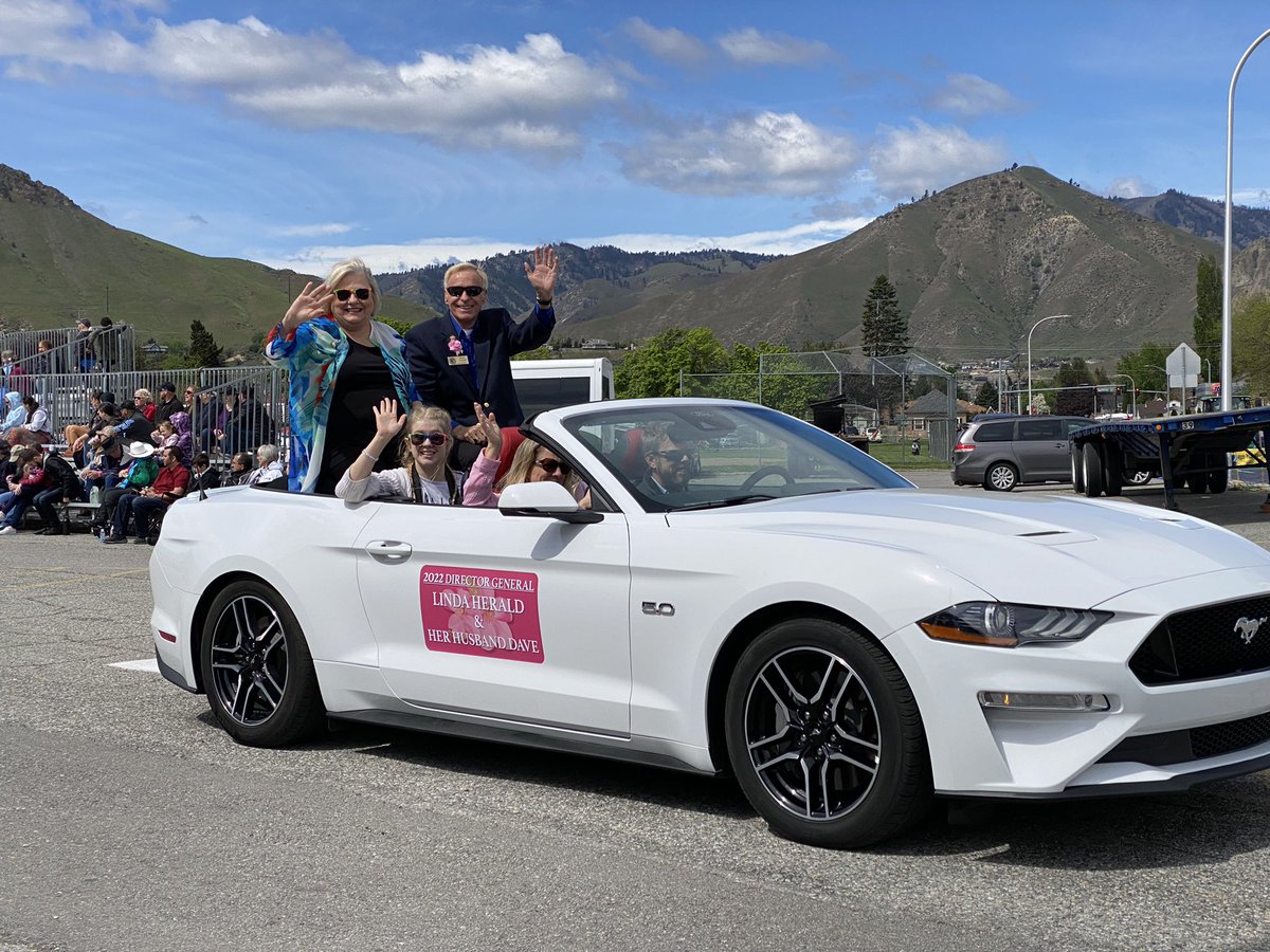 SUNNYFM's tweet photo. We hope everyone had a great Apple Blossom Festival &amp; Mothers Day weekend! 🌸
Dave in the Morning had a blast escorting wife &amp; Apple Blossom Festival Director General Linda down the @Stemilt Growers Grand Parade route among other festival events.
#DaveInTheMorning #SunnyFM https://t.co/gAEGWMb1i9