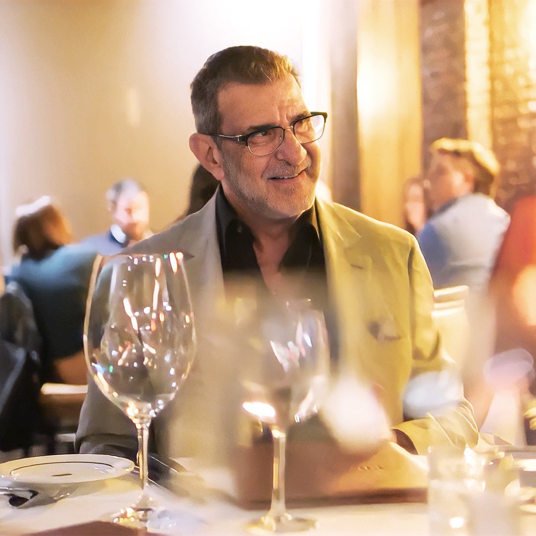 RogerSmithCeo's tweet photo. Sometimes it’s not about the table that you’re sitting at, but what you bring to the table. That is how a CEO thinks 🧠 

#TheMostUnlikelyLeader #RogerSmith #GED2CEO #GEDToCEO #Author https://t.co/qm5iCxRijF