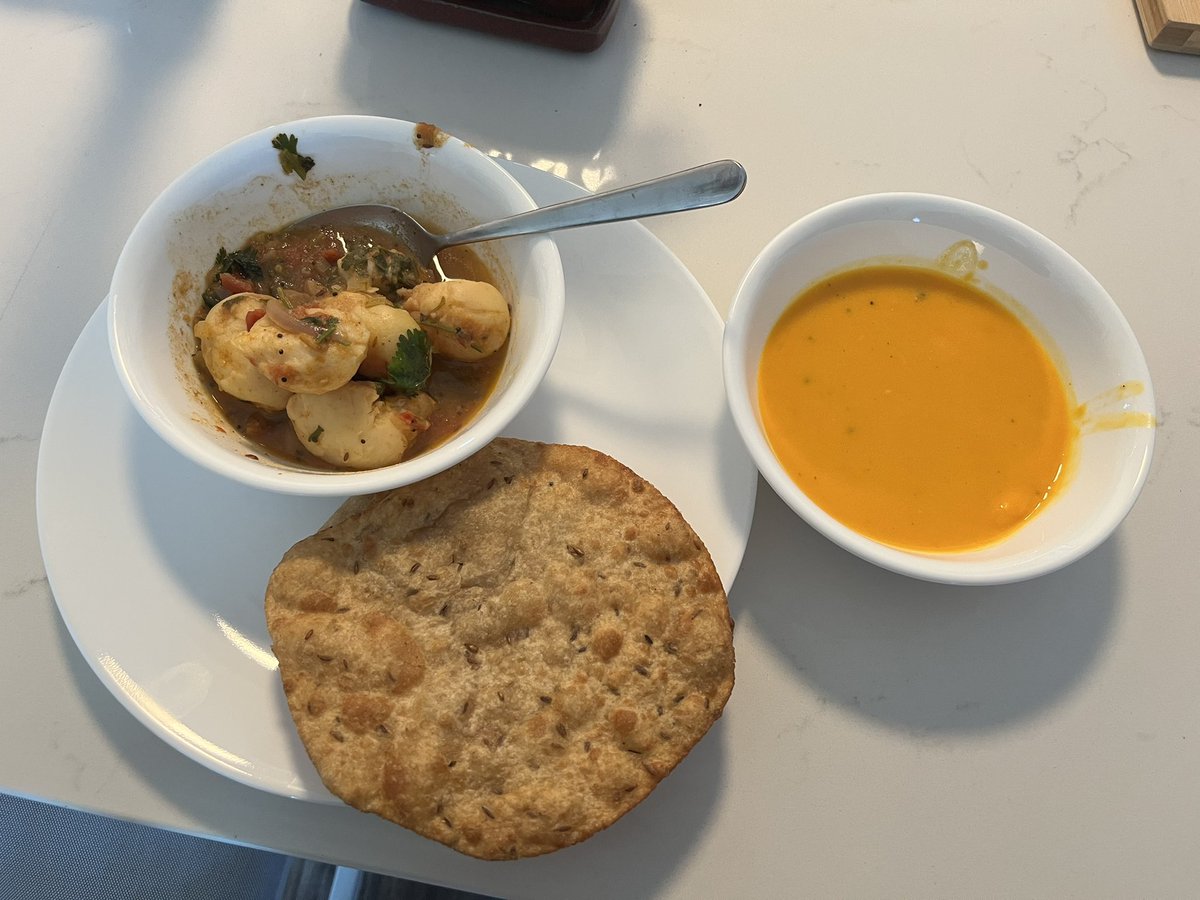 shruti_shekar's tweet photo. Aloo sabszi, puri, and aamras #mangoszn ๐๐๐ https://t.co/fq8fhLbXPa