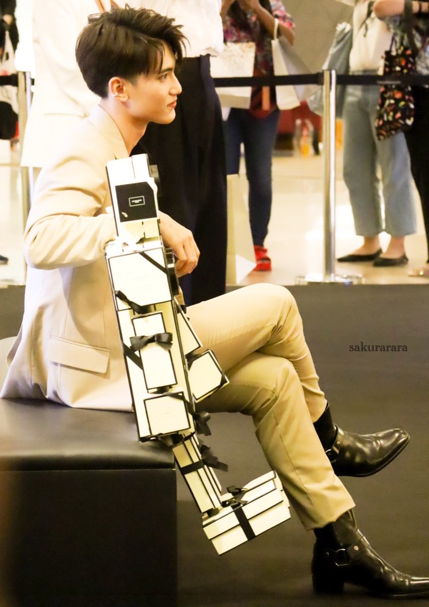 sakura0409skr's tweet photo. 🥺🥺🧡🧡
足が…長くて…横顔が…綺麗…

@firstfh5 
#JoMalonexJaFirst 
#First_Chalongrat 
#รักแรกของเฟริสท์ https://t.co/EGXxhp7US7