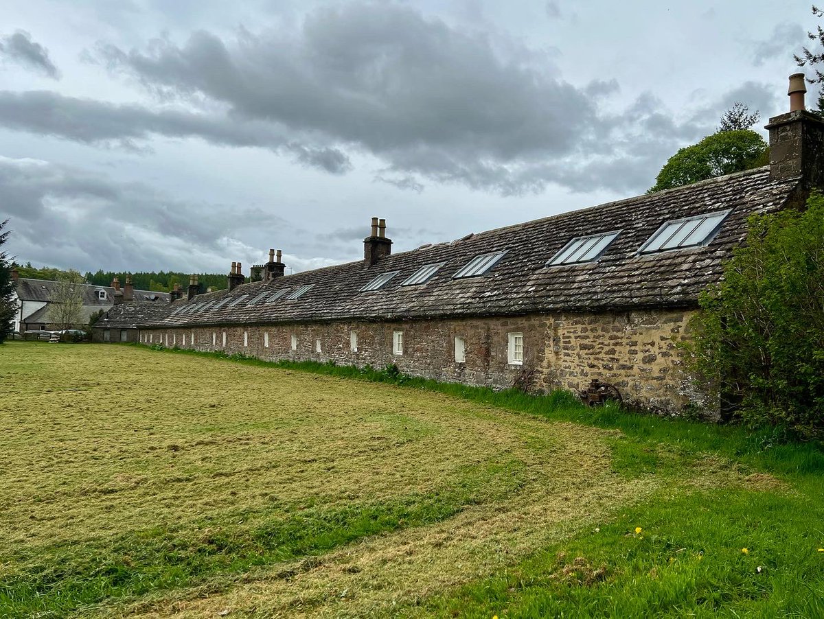 kilted_guide's tweet photo. 18thC thatched and workers cottages in Glamis. #thatchedcottage #workerscottage #cottages #glamis #britainsbestguides @STGAguides #bluebadgetouristguide #professionaltouristguide #qualifiedtouristguide #visitscotland https://t.co/ANOI0sQL0W