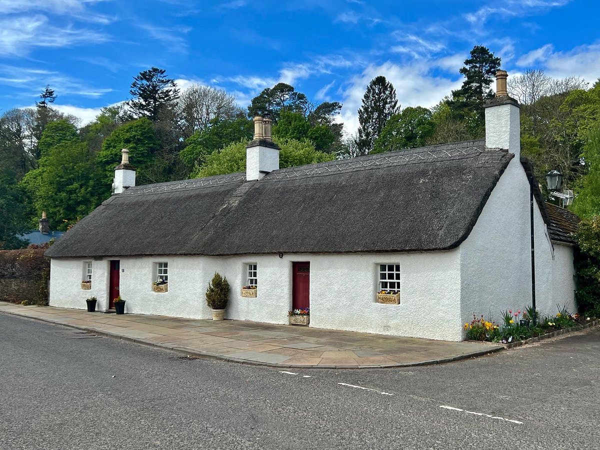 kilted_guide's tweet photo. 18thC thatched and workers cottages in Glamis. #thatchedcottage #workerscottage #cottages #glamis #britainsbestguides @STGAguides #bluebadgetouristguide #professionaltouristguide #qualifiedtouristguide #visitscotland https://t.co/ANOI0sQL0W
