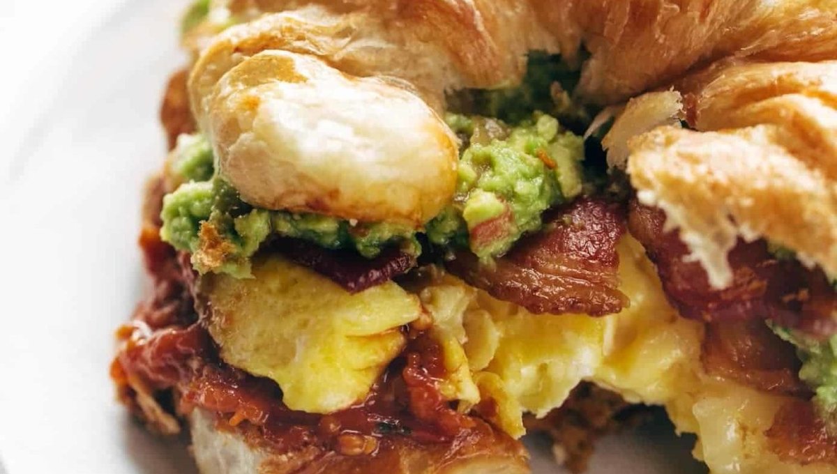 CooksMatches's tweet photo. This is a recipe everyone needs in their arsenal!
The Ultimate Breakfast Sandwich by @pinchofyum ๐ฅช
โ๏ธ: Dm us for the link to the full recipe
#breakfastsandwich #sandwich #recipe #breakfastrecipe #cooksmatches #bacon #egg #comfortfood #breakfastidea #croissant #avocado https://t.co/UMObcRCeqw