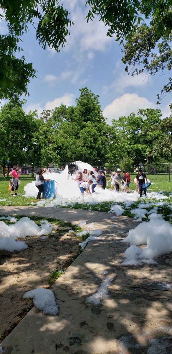 ChefJane2's tweet photo. Almost summer!  Students enjoy some bubbles at our @HISDNutrition #Cookout @HerreraHuskies #WeSolveWeServeWeNourish https://t.co/0OdVHEZmz1