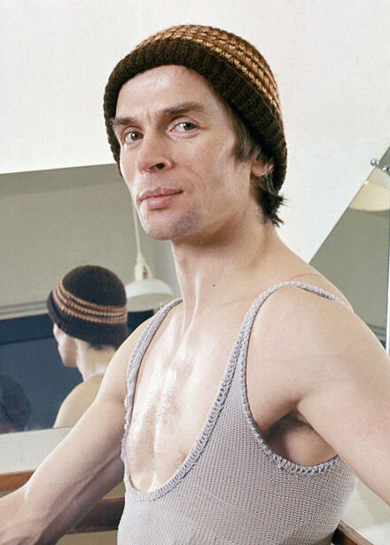 CoreDeBallet's tweet photo. Nureyev was immensely curious and kept enriching his knowledge in any possible way (it’s not by chance that this is one of the 5 behaviors of successful dancers).
Read more 👉 https://t.co/nFcSGJS8sO
#Top5Qualities #RudolfNureyev #FavoriteClips #ImperialBalletSchool https://t.co/0yAkDPYs50