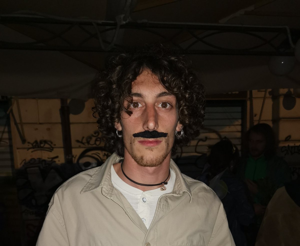 Davide Cesario (@cesardave_) on Twitter photo 🛑NEWS ULTIMO MINUTO 🛑
‼️ Lui è Aladin Samir, immigrato sbarcato a Lampedusa senza documenti.
È stato promosso a deputato della Camera e guadagna centomila lire al mese.
CONDIVIDI SE SEI INDIGNATO ‼️ 🛑NEWS ULTIMO MINUTO 🛑
‼️ Lui è Aladin Samir, immigrato sbarcato a Lampedusa senza documenti.
È stato promosso a deputato della Camera e guadagna centomila lire al mese.
CONDIVIDI SE SEI INDIGNATO ‼️