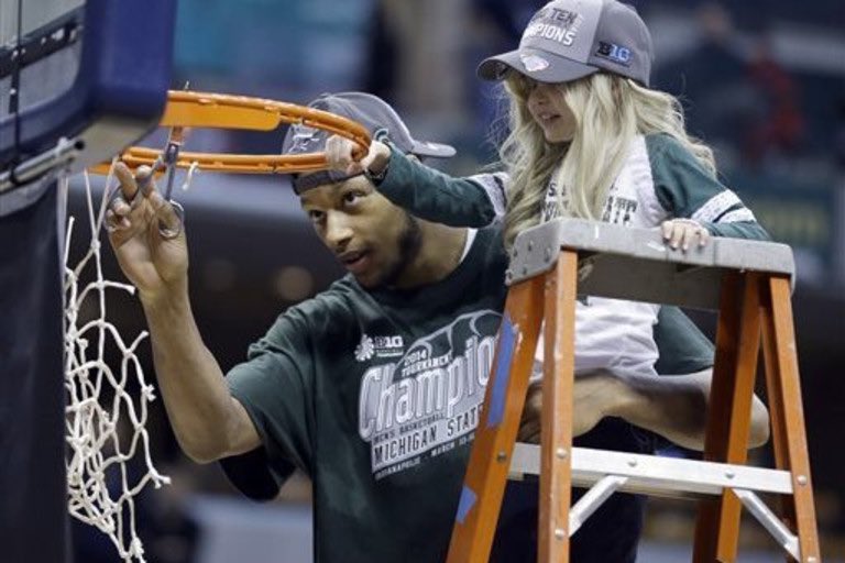 Netglow's tweet image. RIP Adreian Payne, always remembered his name as a kid after seeing some sort of documentary on Big 10 Network of his befriending of 8 year old cancer patient Lacey Holsworth.  Gone too soon

bleacherreport.com/articles/20397…