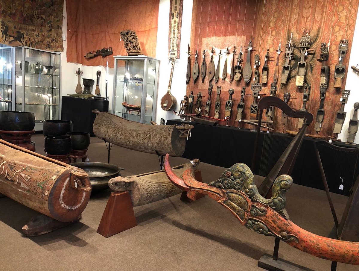 OlympiaAuctions's tweet photo. The Gallery is full of fascinating objects available to view until 7.30pm tonight. Don’t miss it. 

#asianworksofart #whatsonlondon #visitlondon #londonart #londonexhibitions #londonlife #london #dontmiss #auction #olympiaauctions https://t.co/vzQEx34FGp