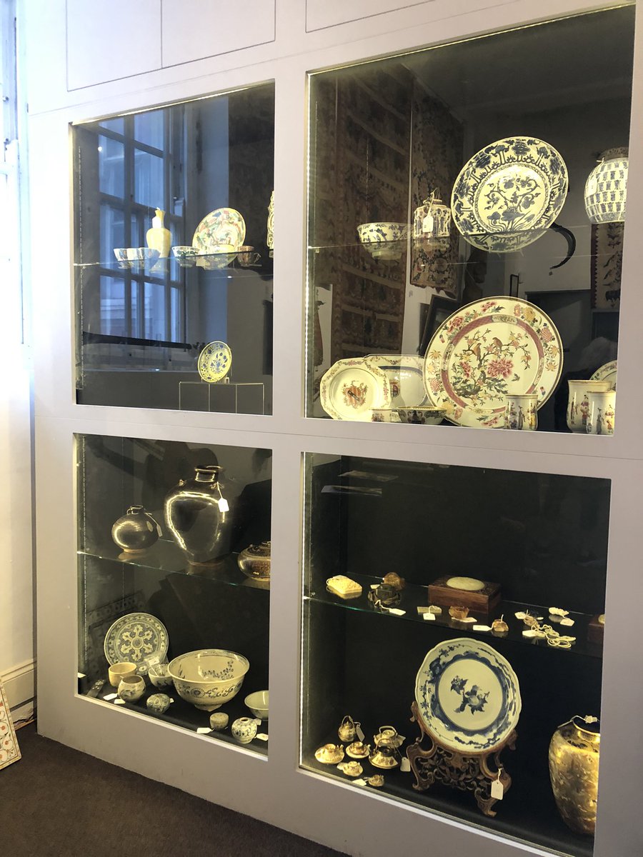 OlympiaAuctions's tweet photo. The Gallery is full of fascinating objects available to view until 7.30pm tonight. Don’t miss it. 

#asianworksofart #whatsonlondon #visitlondon #londonart #londonexhibitions #londonlife #london #dontmiss #auction #olympiaauctions https://t.co/vzQEx34FGp