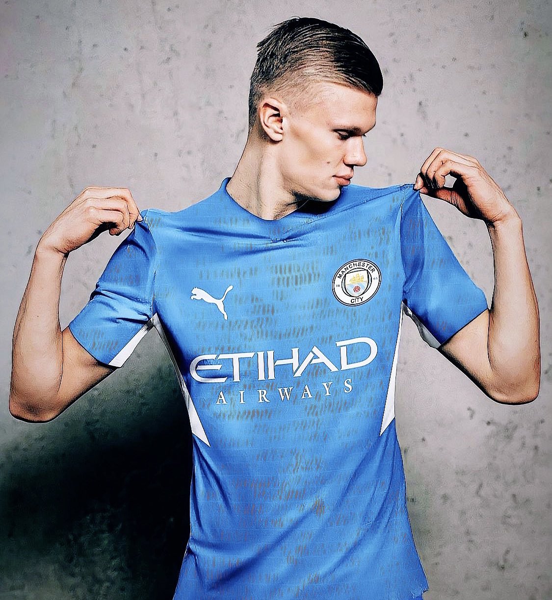 haaland in man city shirt