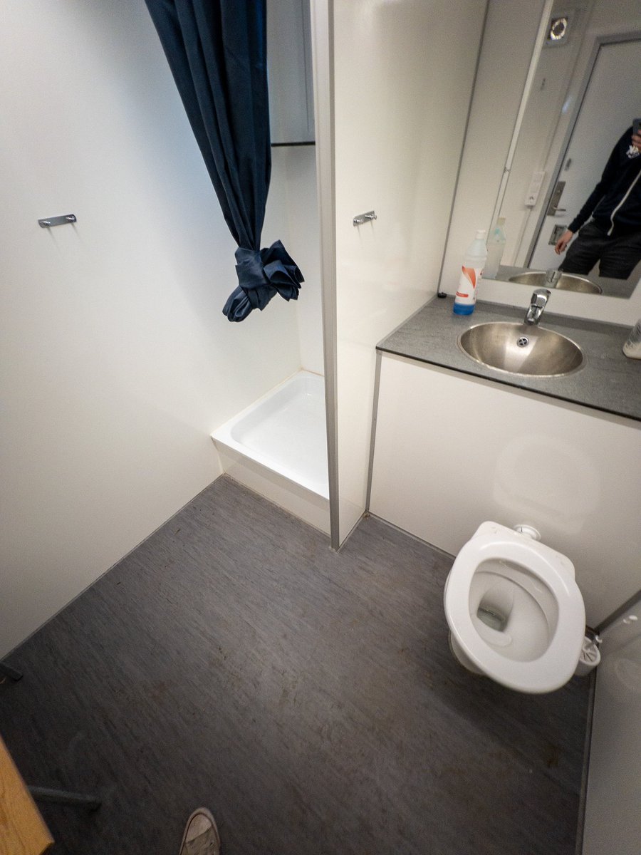 Skövde levererar med dusch på dass på bortasektionen.