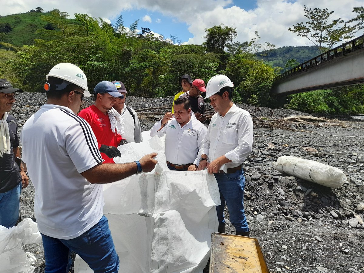 BoyparaVivirla's tweet photo. #AEstaHora, gobierno @RamiroBarraganA, a través de equipo @seifraboy, liderado por @elkin_rincon; admón del alcalde Mauricio Obando, #SanPabloBorbur; admón de alcalde de #Muzo, Néicer Susa y comunidad, trabajan en la protección del estribo izquierdo del puente de la Q. La Caco. https://t.co/FPNGd1Vm60