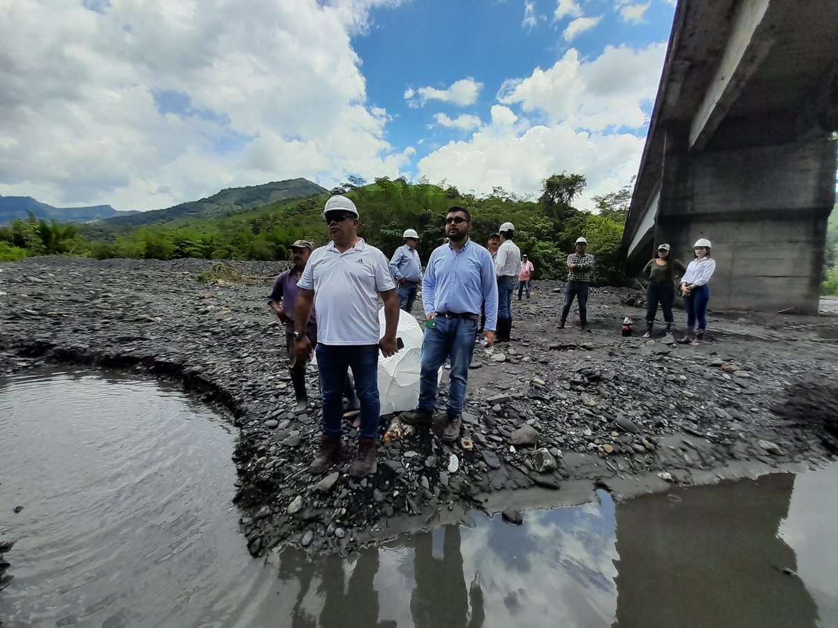 BoyparaVivirla's tweet photo. #AEstaHora, gobierno @RamiroBarraganA, a través de equipo @seifraboy, liderado por @elkin_rincon; admón del alcalde Mauricio Obando, #SanPabloBorbur; admón de alcalde de #Muzo, Néicer Susa y comunidad, trabajan en la protección del estribo izquierdo del puente de la Q. La Caco. https://t.co/FPNGd1Vm60