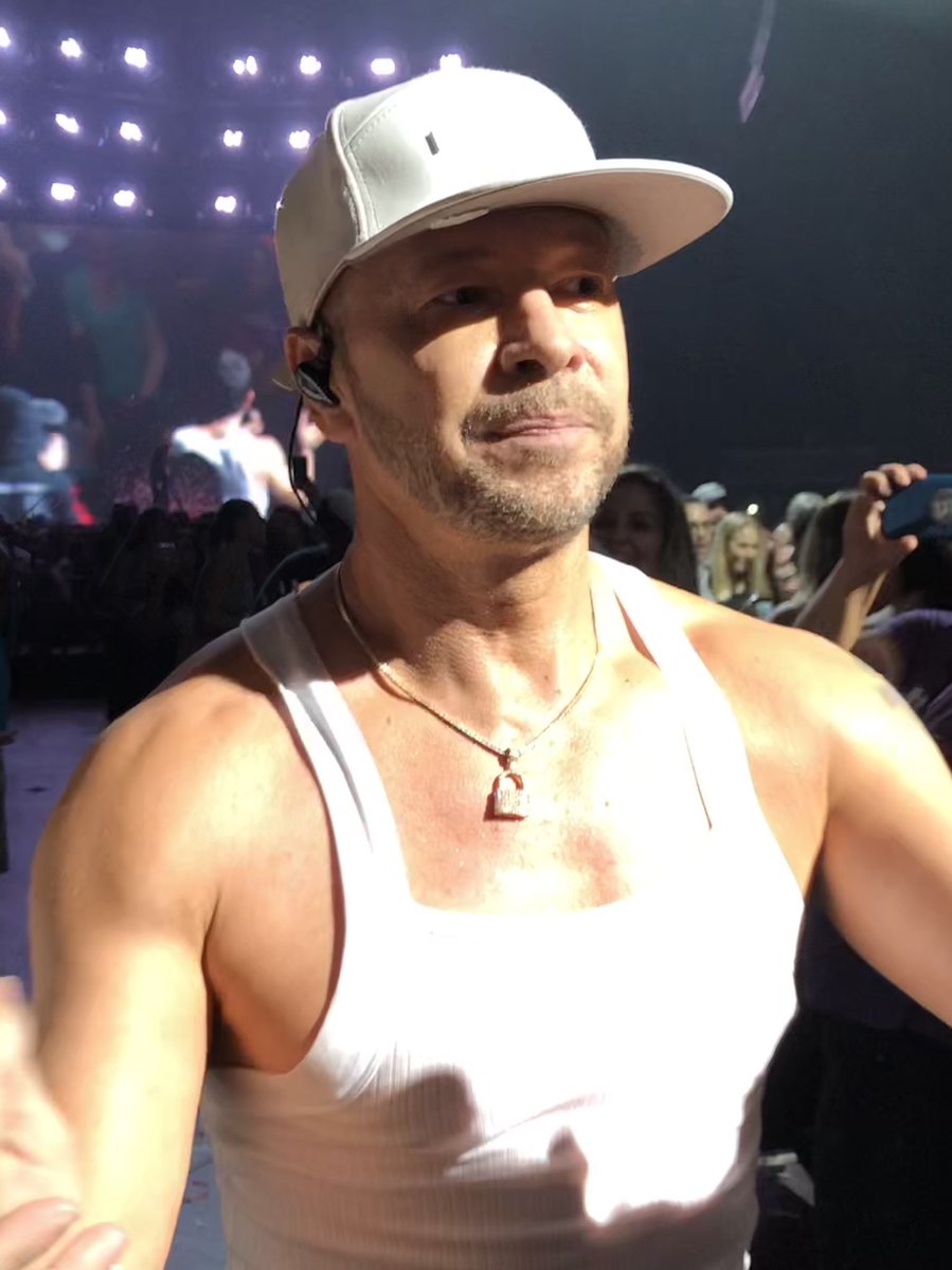 gatorgrl33's tweet photo. @NKOTB So many great @NKOTB memories with my ride or die @FL_girlie Looking forward to July! #bringinghappyback #MixtapeTour2022 https://t.co/JVikgAszn2